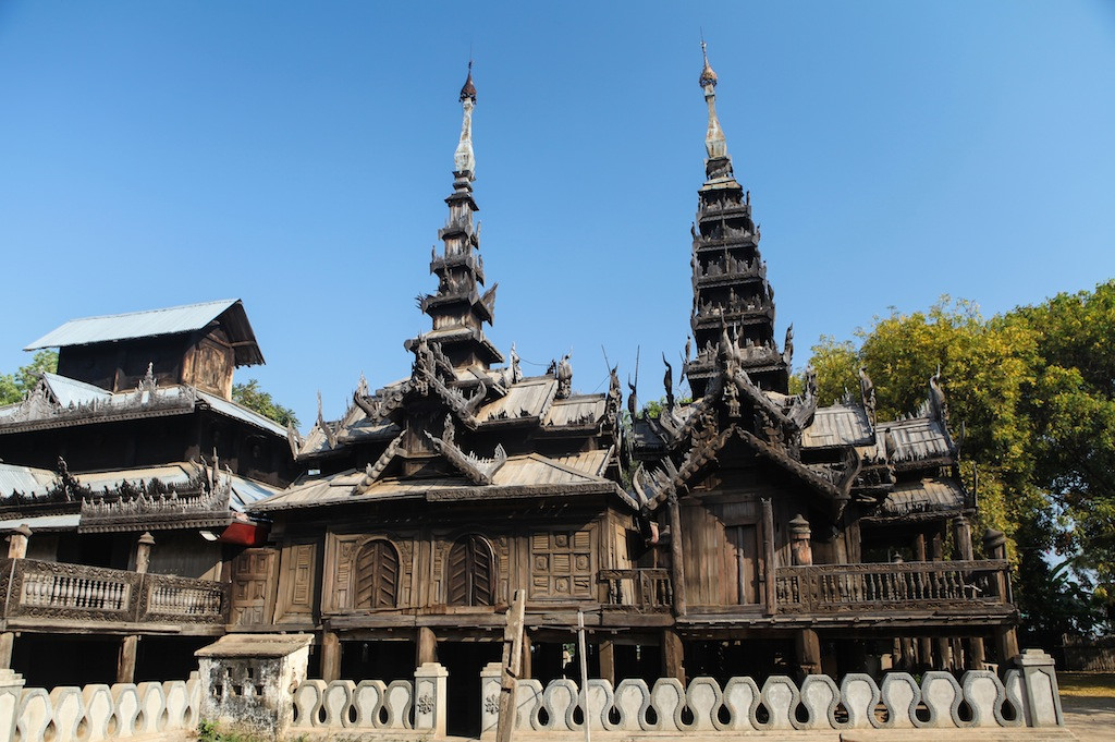 Dans le village de Taung Hpi, devant le temple en tek local