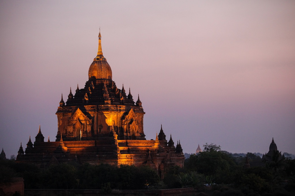 6h15 du matin, l'aube pointe et le temple de Hti Lo Min Lo est encore éclairé