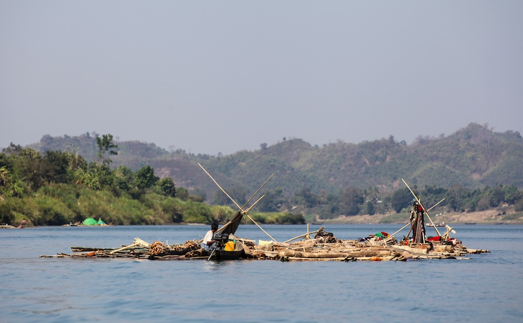 Un grand radeau fait de bambou flotte vers le golfe du Bengale