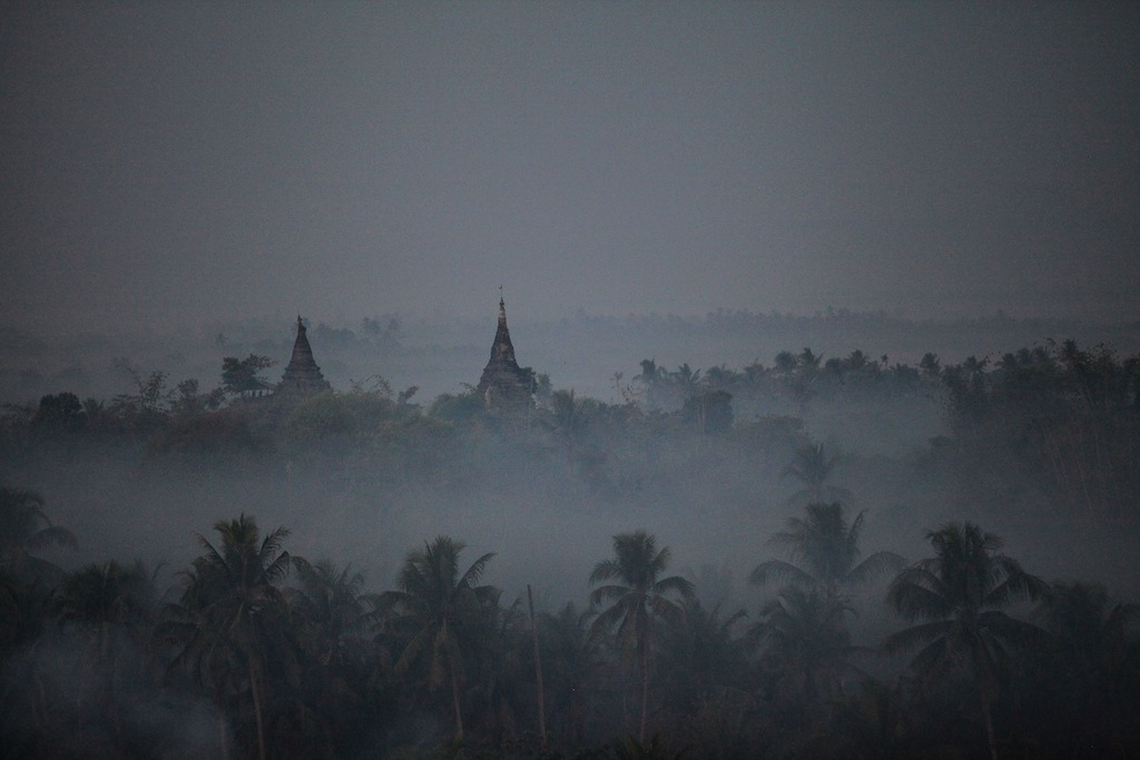 Lever du soleil sur la ville de Mrauk-U, depuis le sommet de Hari Stupa