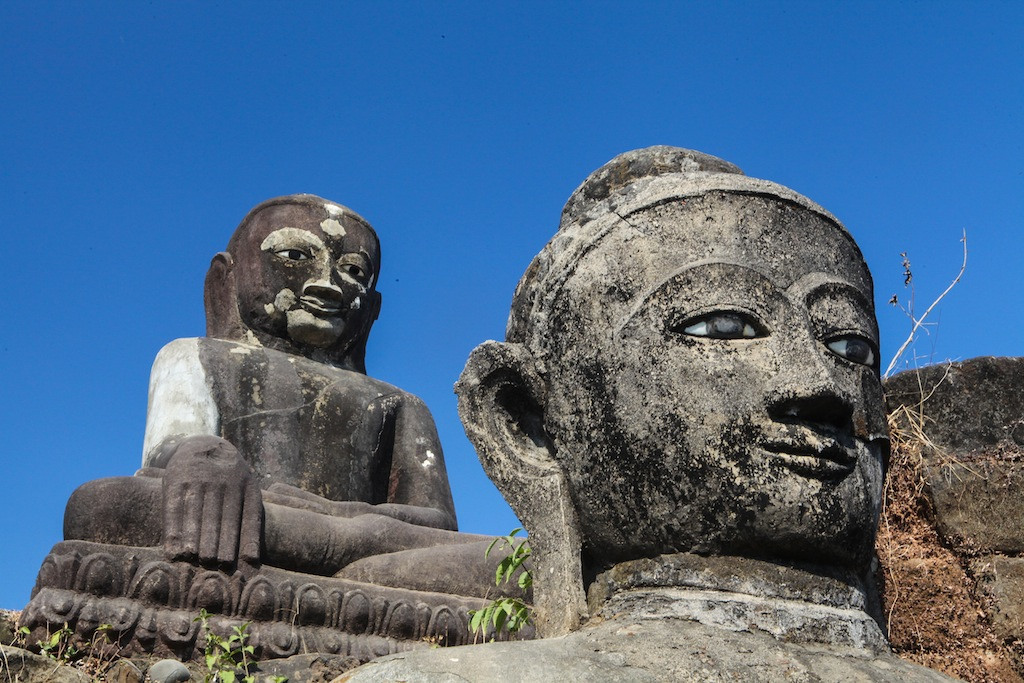 Deux statues énigmatiques de la Paya Peisi Daung