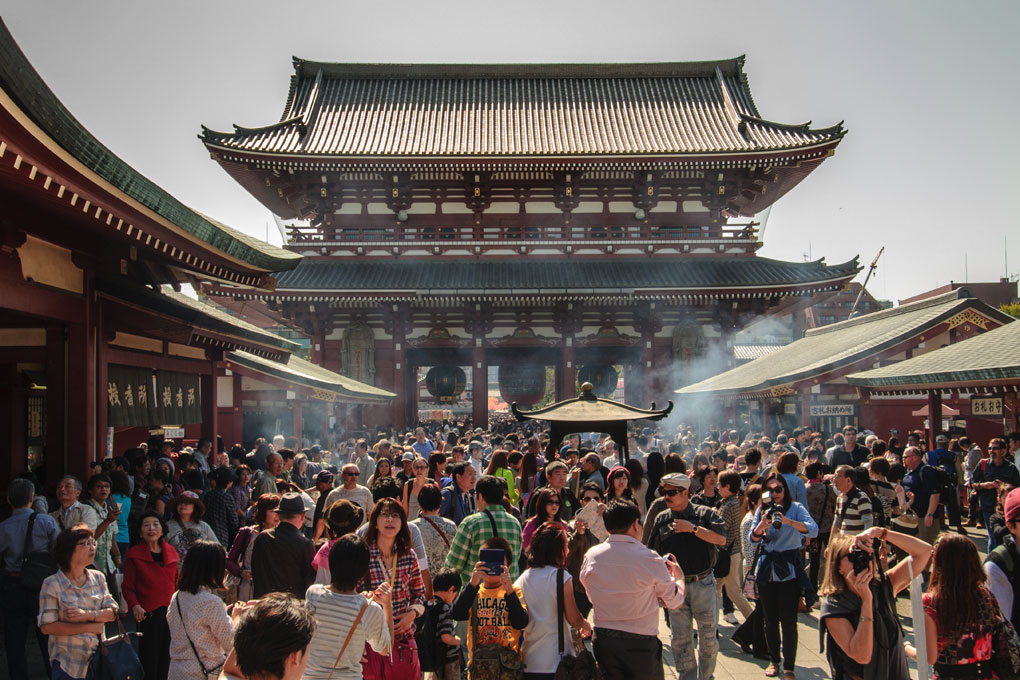 Foule à l'entrée du Temple  Kannon , Asakusa