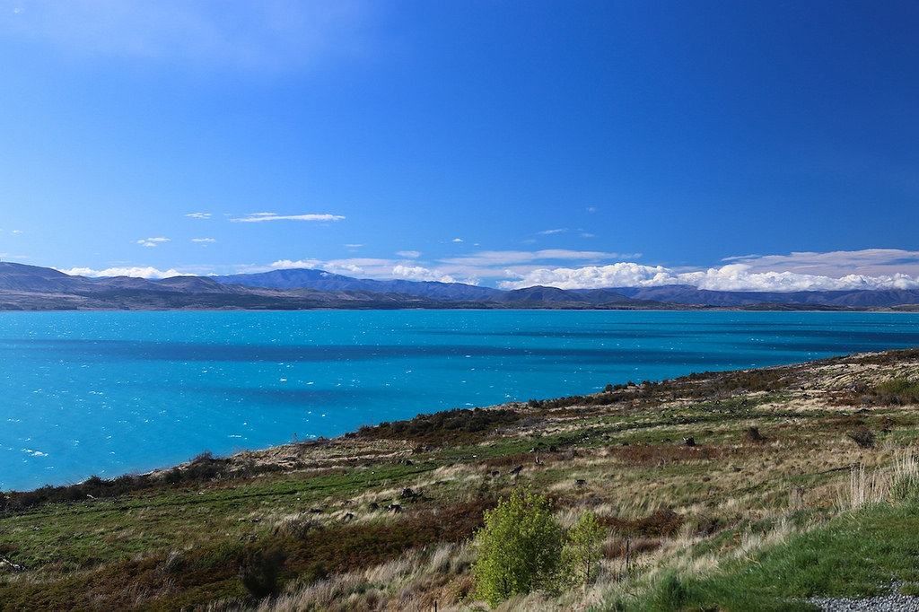 Arrêt en bordure du lac Pukaki, beau temps au Sud