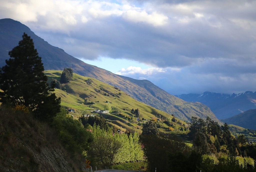 Arrivée sur Queenstown en bordure du lac Wakatipu