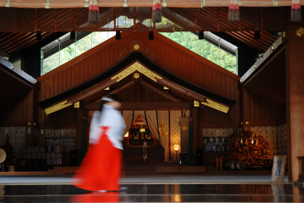 Prêtresse shintoïste à Nikko