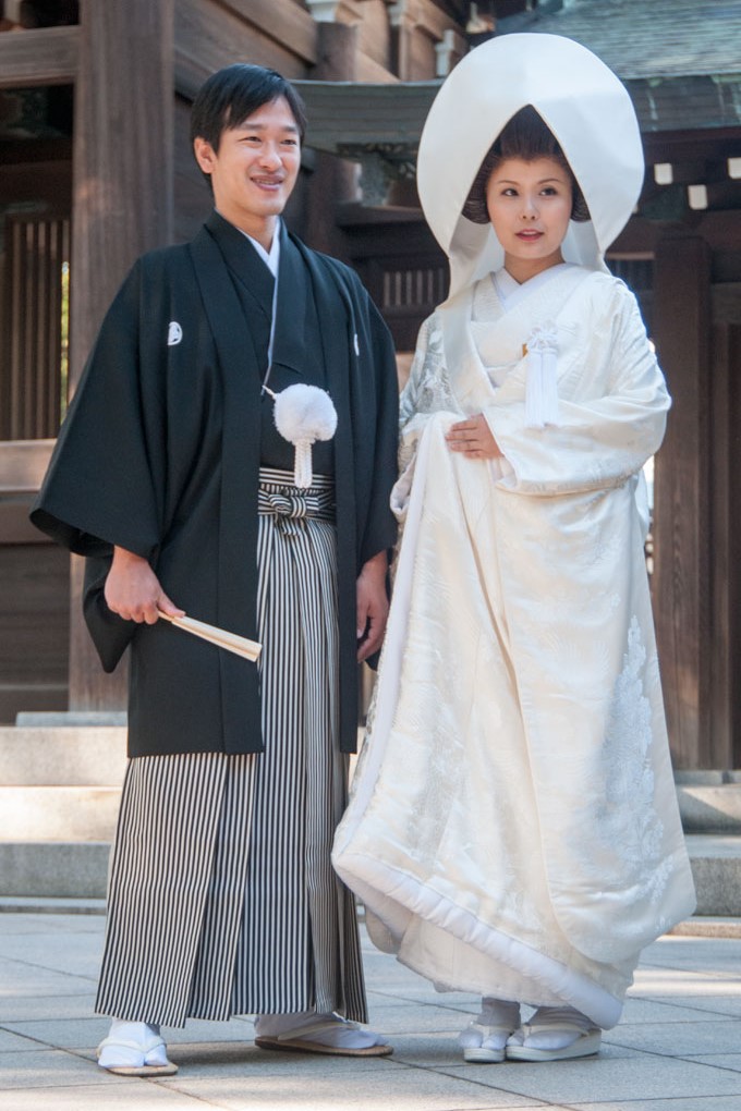 Au sanctuaire de Meiji, un jeune couple marié pose pour la photo, Tokyo