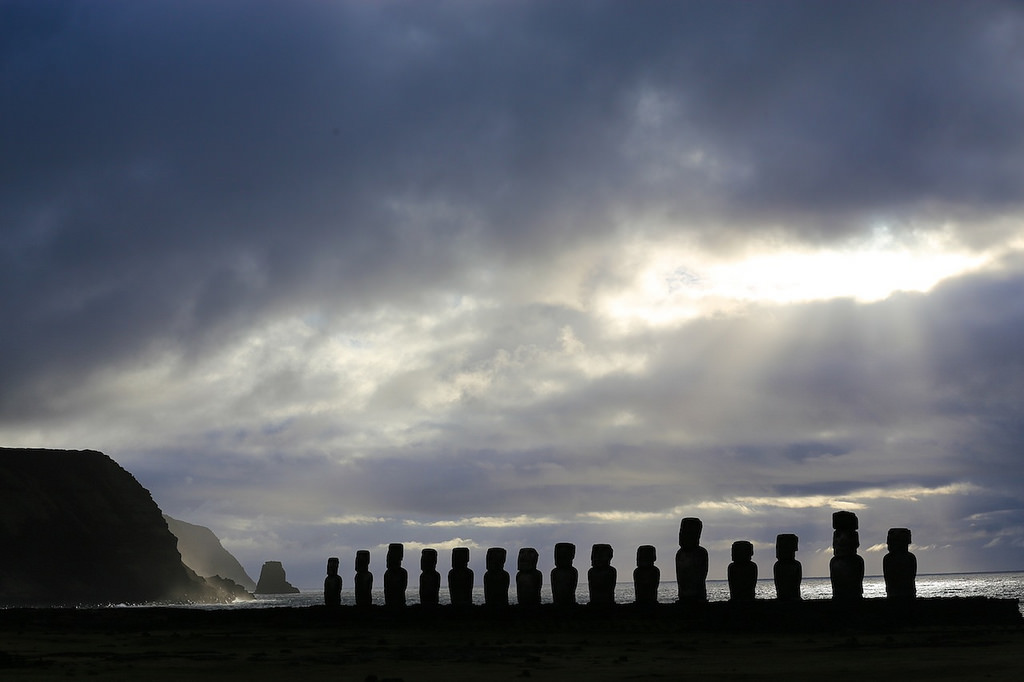 Le site de Tongariki au lever du jour - Ile de Pâques : Tongariki ... et puis s'en vont