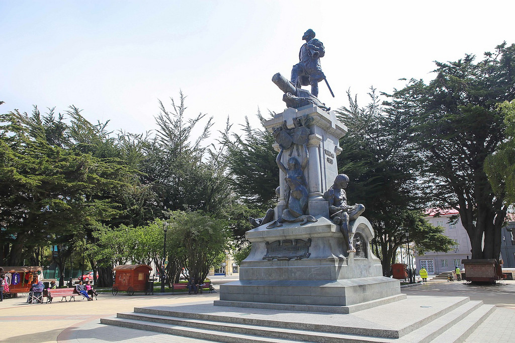 La statue de Magellan au centre de la place d'armes de Punta Arenas