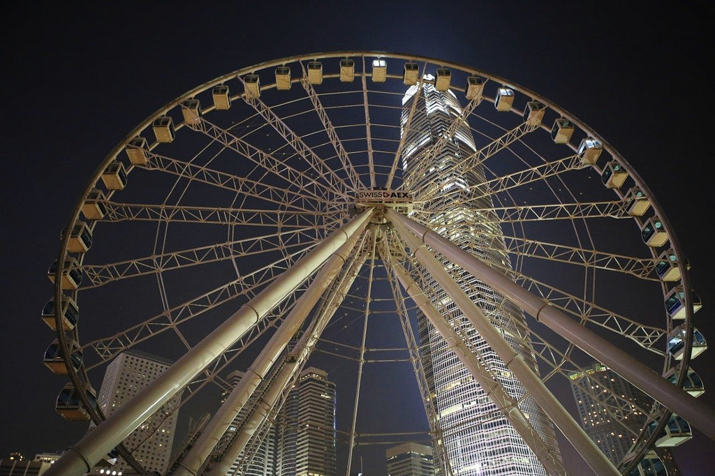 La Grande Roue dans le quartier de Central, devant la tour de IFC