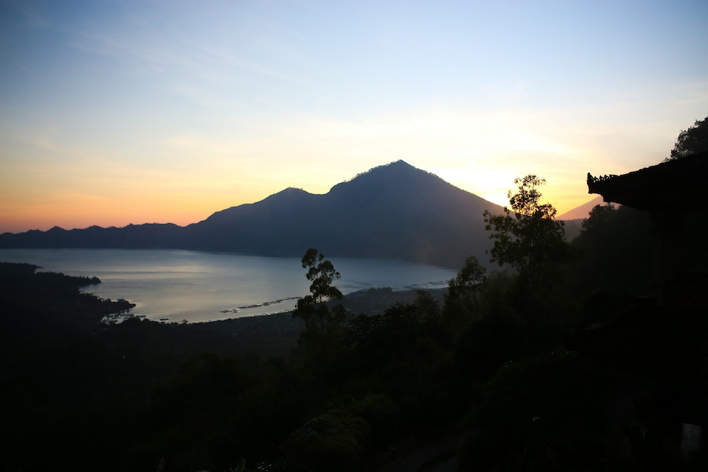 Lever du soleil sur le lac Batur