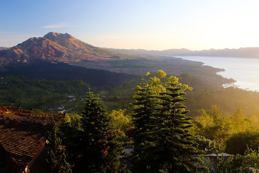 Lever du soleil sur le lac Batur