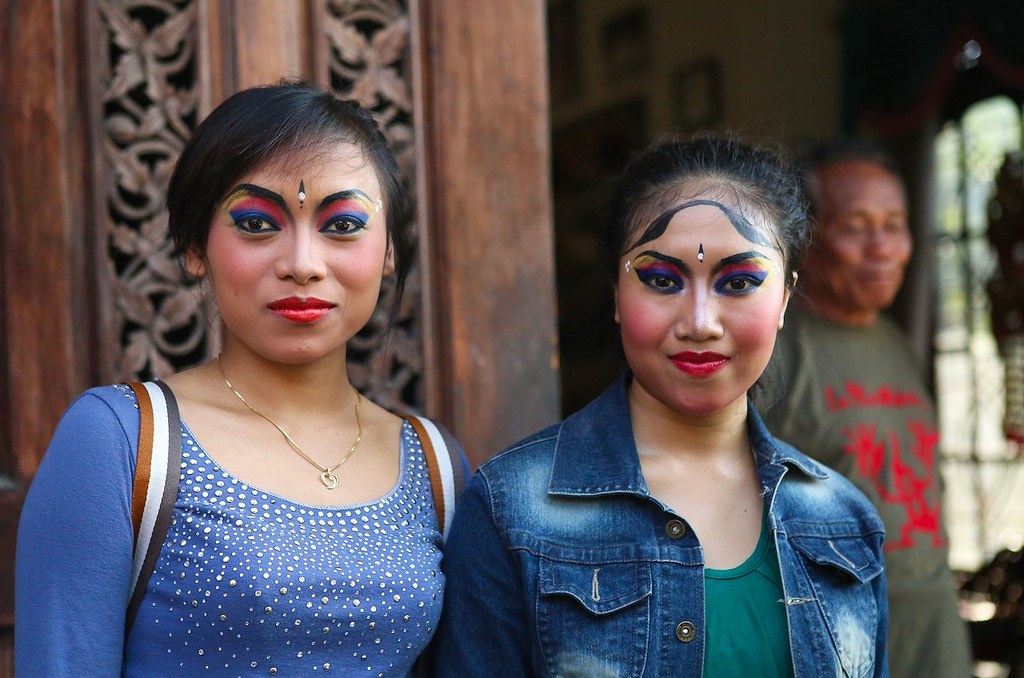 En coulisse, deux des danseuses