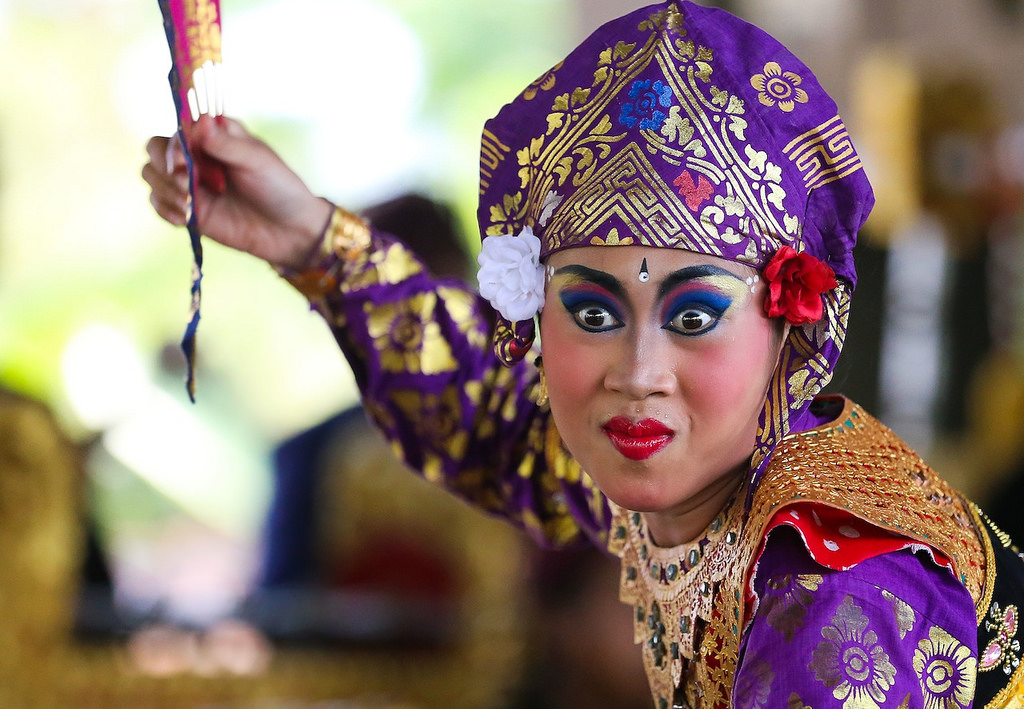 En coulisse, deux des danseuses - Autour d'Ubud