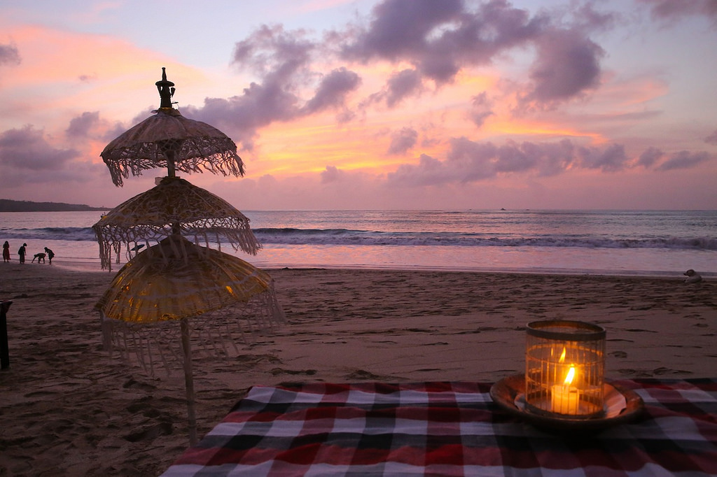 Coucher de soleil sur la plage de Jimbaran ... 