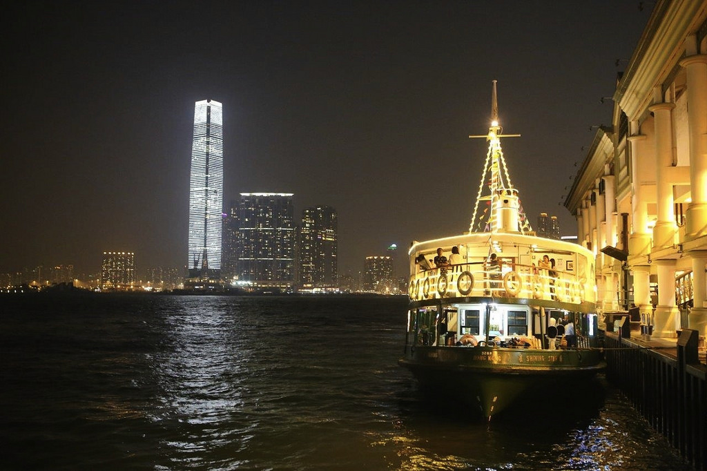  Ferry pour Kowloon, au loin la plus haute tour de Hong Kong : la tour ICC
