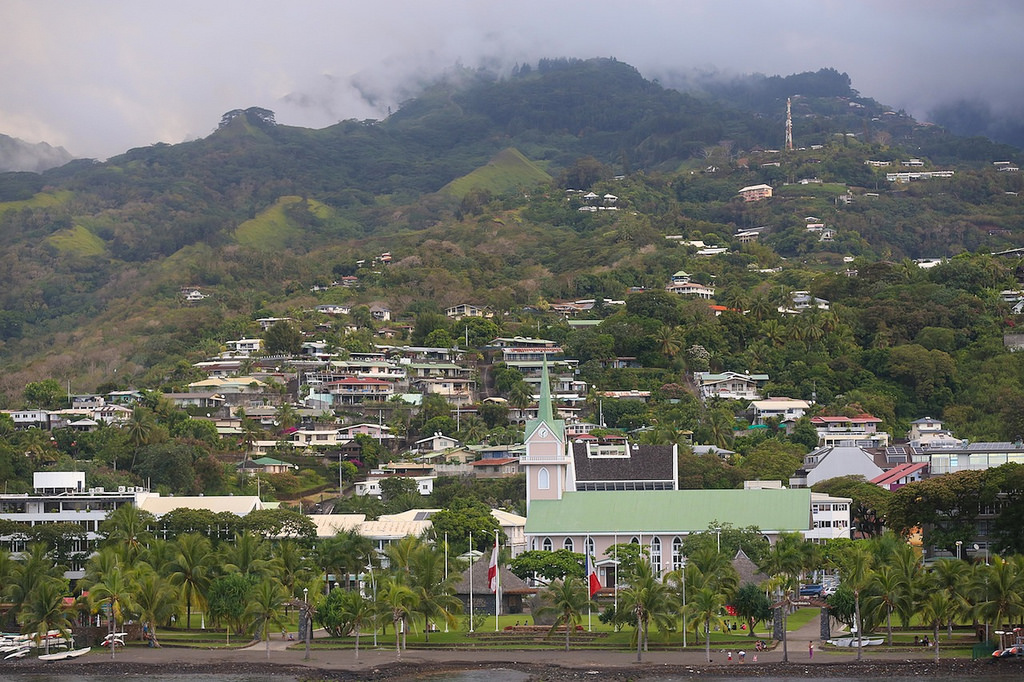 La ville de Papeete vue depuis le ferry qui nous transporte à Moorea