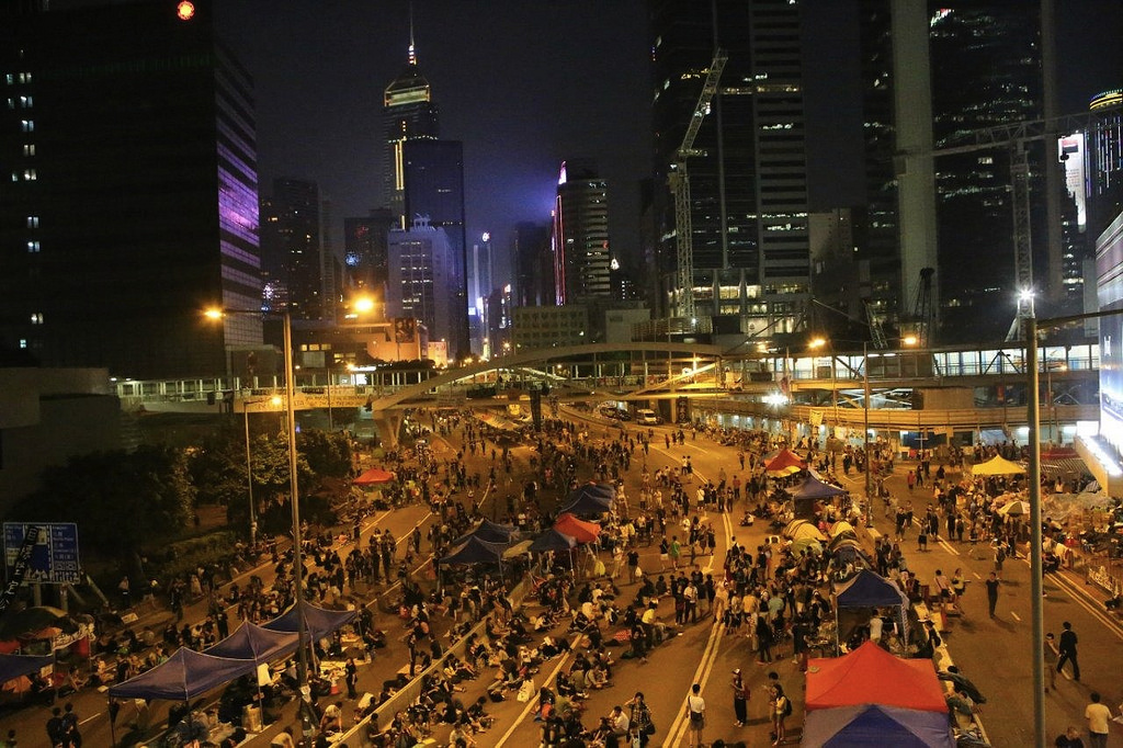 Depuis le pont de l'Almiralty, les manifestants qui occupent le centre-ville