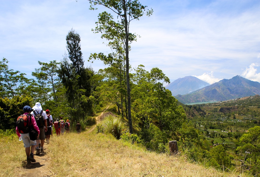 Sentier au bord de la caldera du Batur