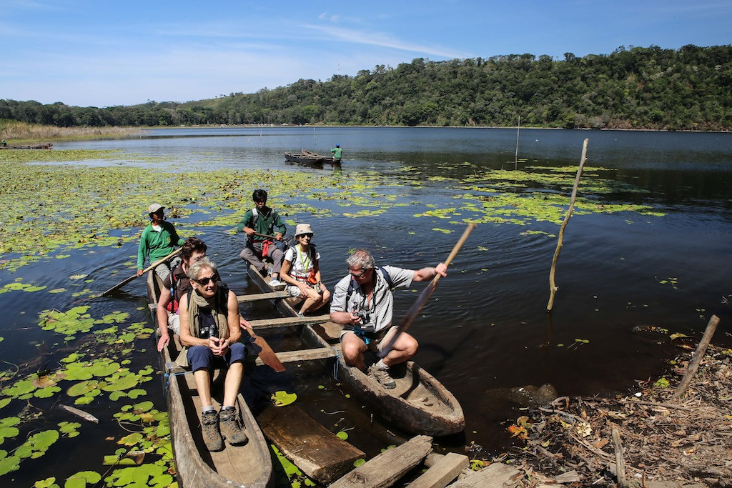 Traversée du lac Tamplingan en pirogue