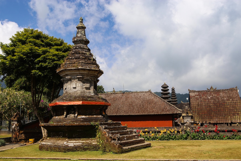 Un stupa bouddhiste au milieu d'un sanctuaire hindouiste