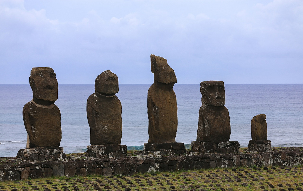 Le port de Hanga Roa Le Moai "ambassadeur" de la culture locale - Ile de Pâques, de Tahai à Ahu Akivi