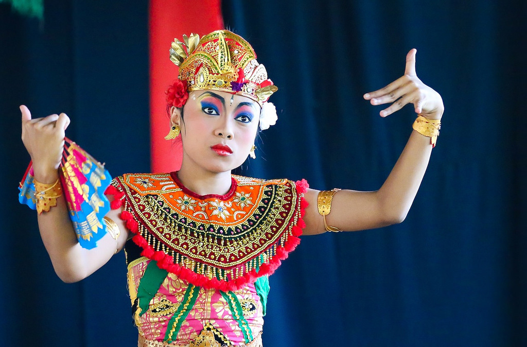 En coulisse, deux des danseuses - Autour d'Ubud