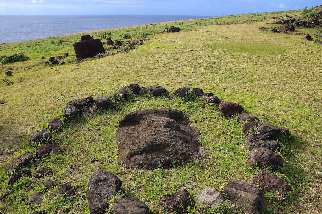 Une tête de moai à demi enterrée