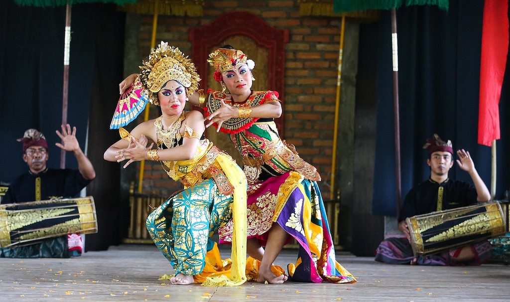 En coulisse, deux des danseuses - Autour d'Ubud