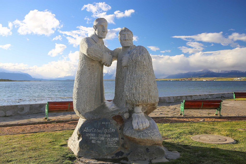 Statue du père Agostini, qui fut l'un des grands explorateurs de la Patagonie