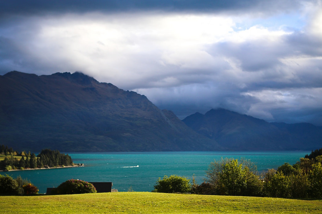 Arrêt en bordure du lac Pukaki, beau temps au Sud - Du Mt Cook à Queenstown