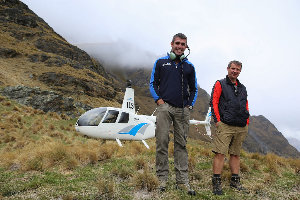 Avec le pilote et Franck, notre correspondant en Nouvelle Zélande, au pied du Cecil Peak