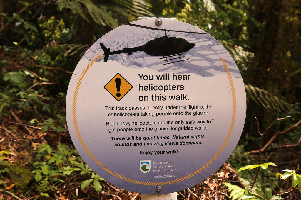 Ce sentier est situé juste sous le couloir aérien des hélicoptères desservant le glacier... 