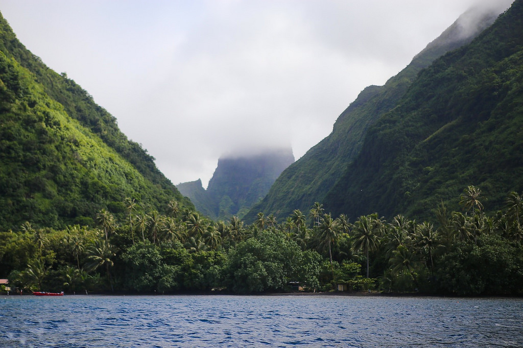 Depuis le bateau, la côte de Te Pari