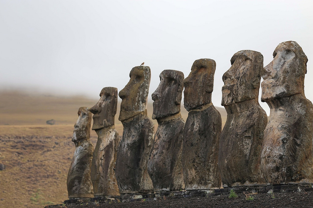 Le site de Tongariki au lever du jour - Ile de Pâques : Tongariki ... et puis s'en vont