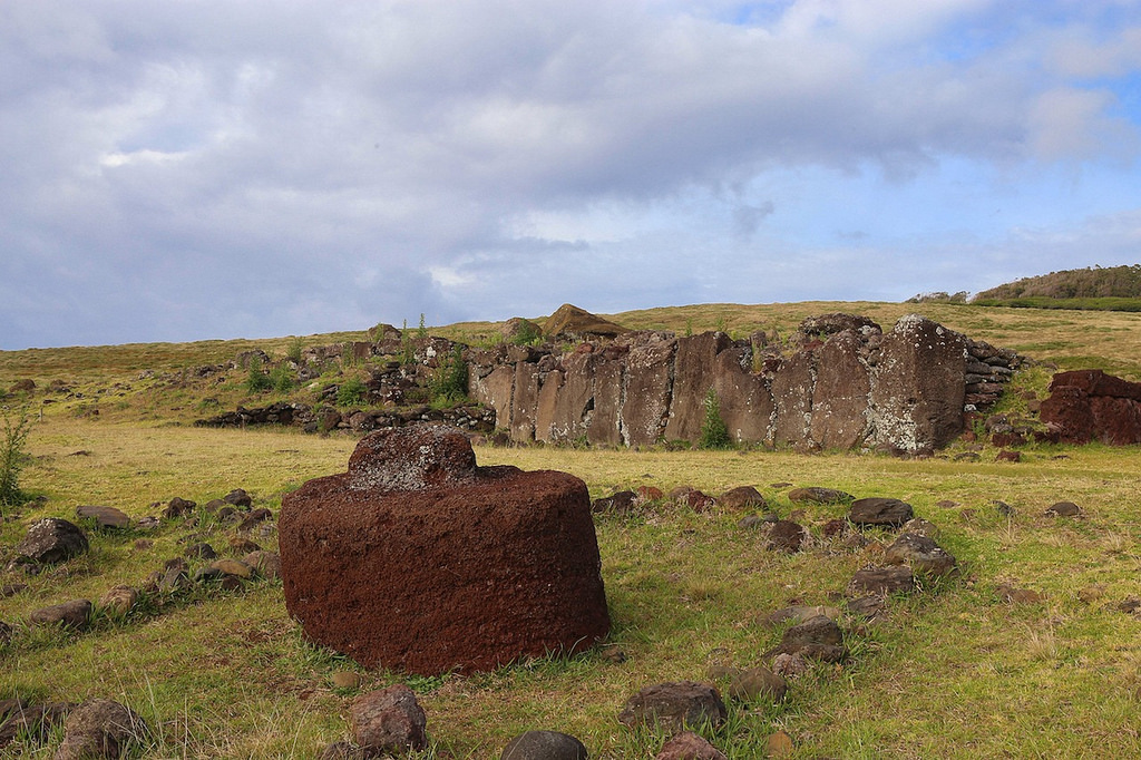 Un Pukao (coiffe de moai) tombé à terre