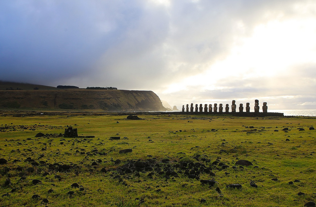 Le site de Tongariki au lever du jour - Ile de Pâques : Tongariki ... et puis s'en vont