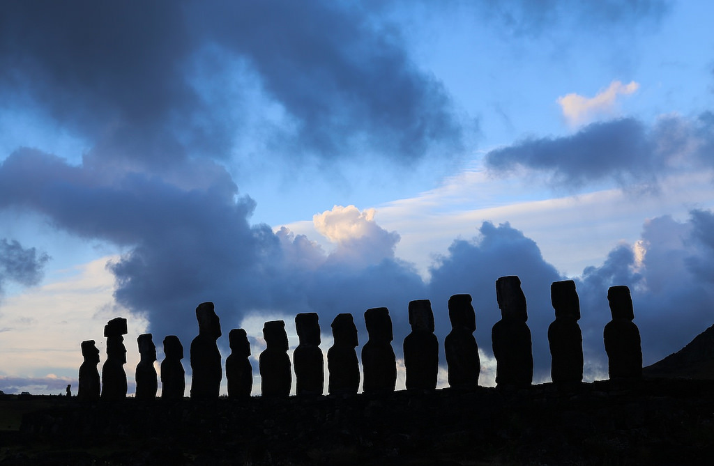 Le site de Tongariki au lever du jour - Ile de Pâques : Tongariki ... et puis s'en vont