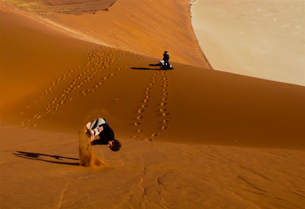 Hugo dans une manière de descendre les dunes ... peu orthodoxe !