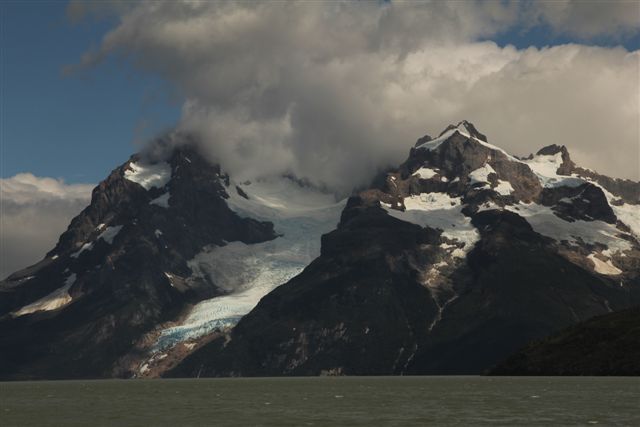 Le Monte Balmaceda (2035 m) apparaît au fond du fjord