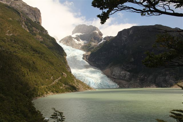 Le glacier Serrano est aussi issu du sommet du Balmaceda