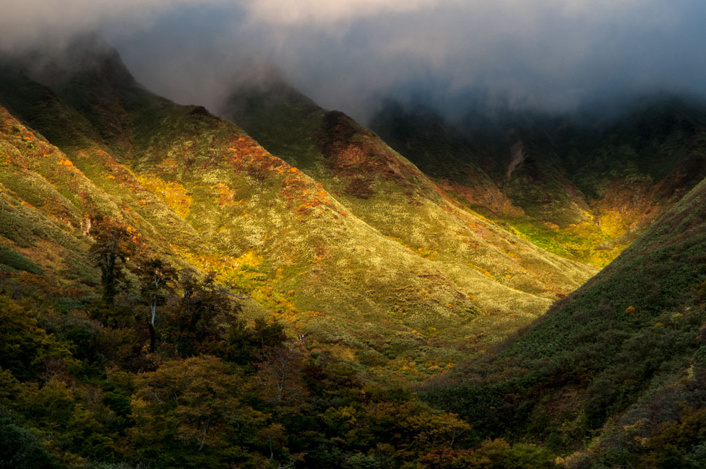 Lumière de fin de journée sur les montagnes autour du Yudono-san
