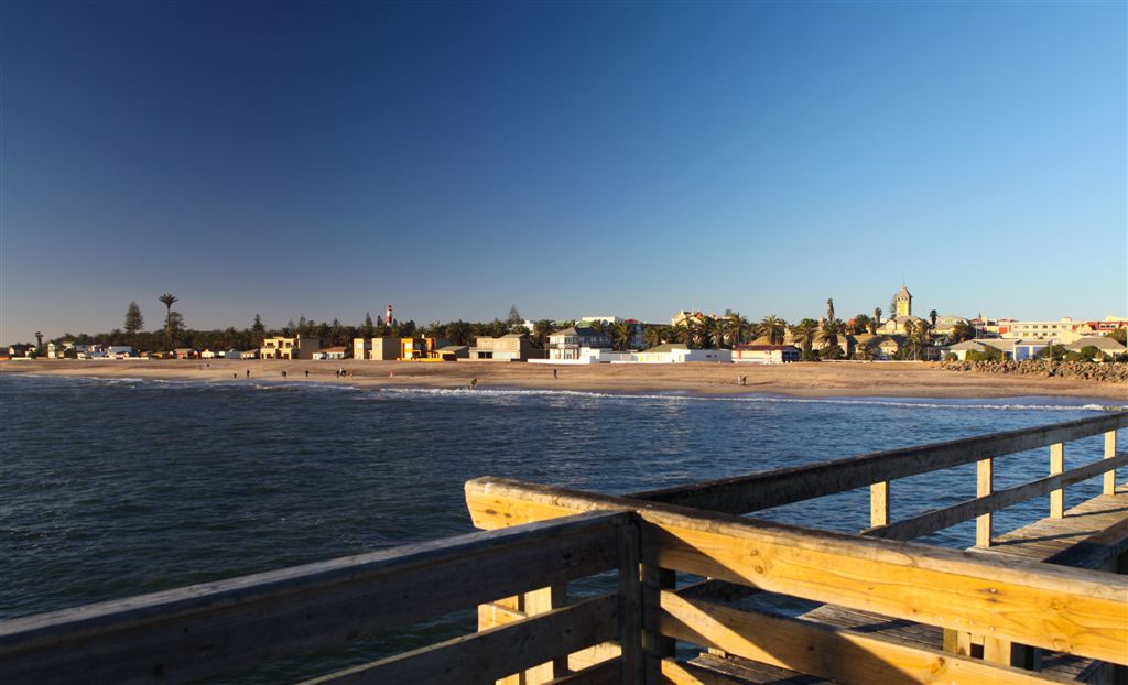 Depuis la jetée, le bord de mer de Swakop