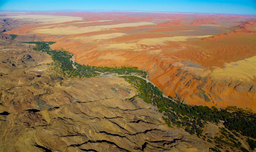 Contraste entre le désert de Namib et le canyon de Kuiseb