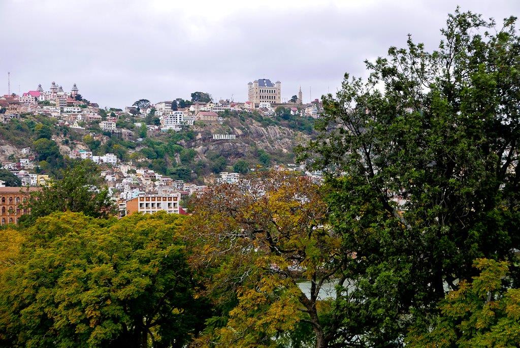 La ville haute, avec la silhouette du palais de la reine, vue depuis la ville basse