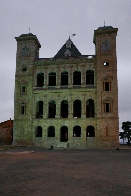 Le palais de la reine. C'est en fait une reconstruction, le  bâtiment original ayant brulé il y a 20 ans  