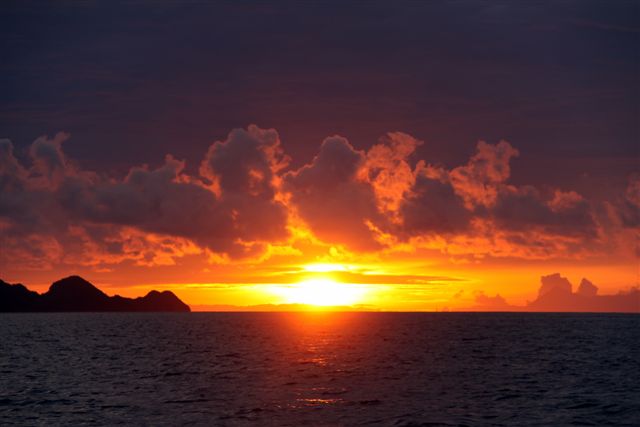 Le soleil se lève sur Wayag - Archipel de Wayag