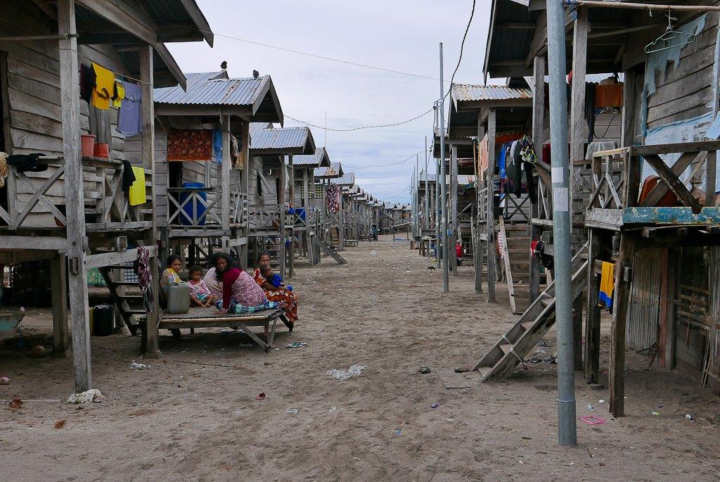 Rue principale du village moderne, construit par l'état indonésien