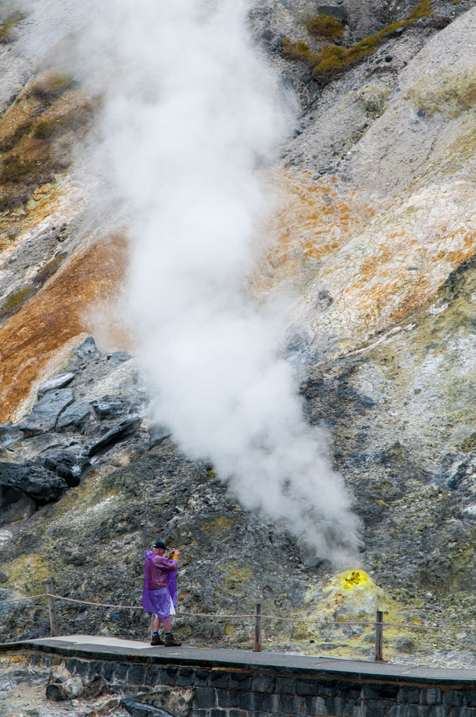 Serge en plein action devant un geyser de Tamagawa