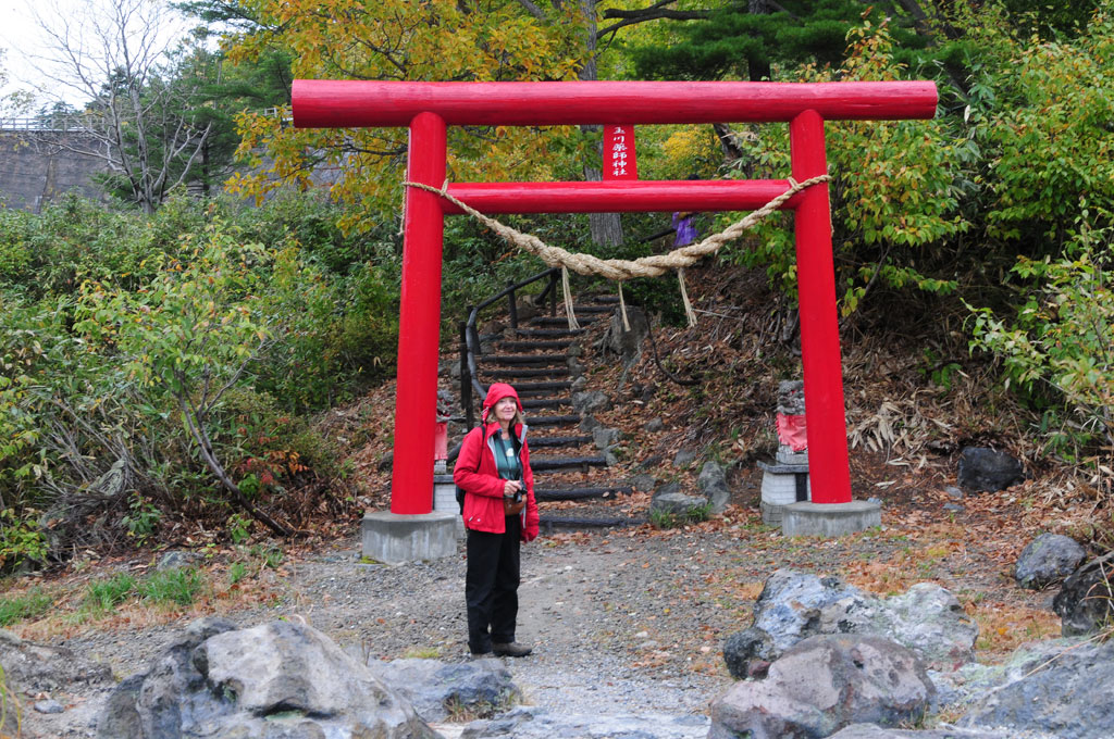Mariette devant le Torii de Tamagawa Onsen