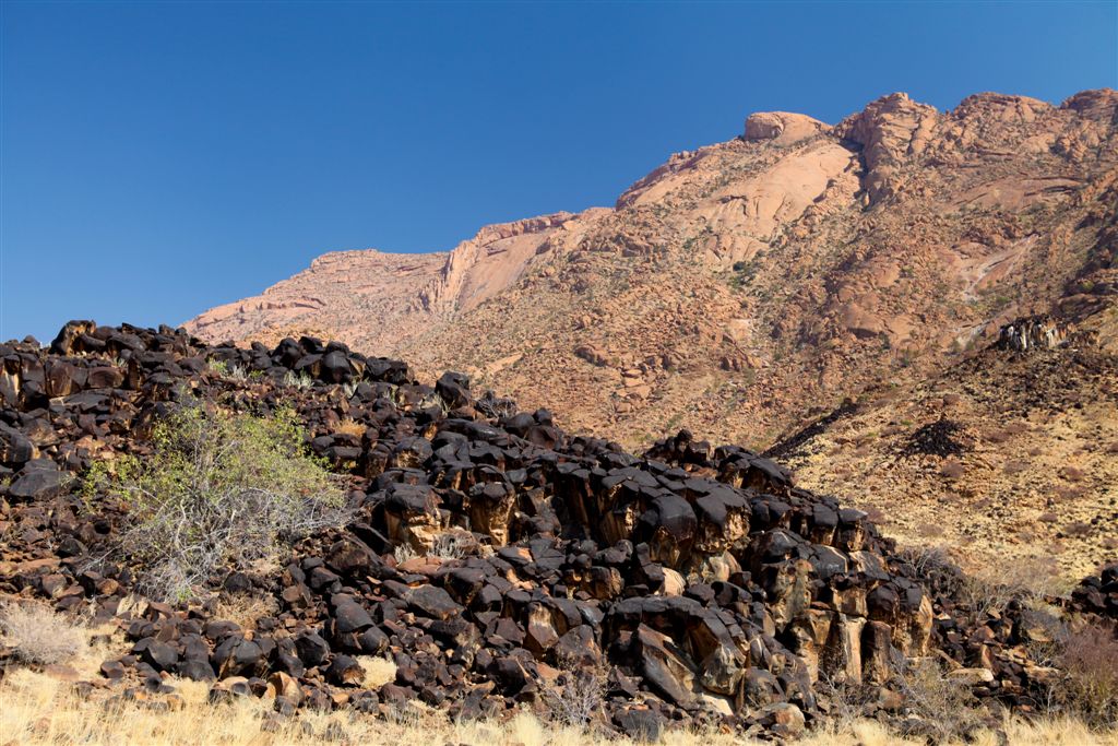 Coulée de basalte au milieu des blocs de granite